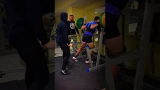 Приседание со штангой 260 кг. в экипировке.