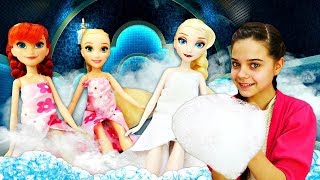 Игры для девочек - Маникюр и массаж для Принцесс Диснея! - Куклы Холодное Сердце и Рапунцель в СПА.