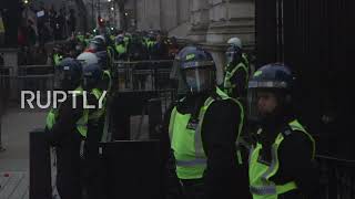 UK: Tensions rise as police and protesters scuffle in London COVID demo