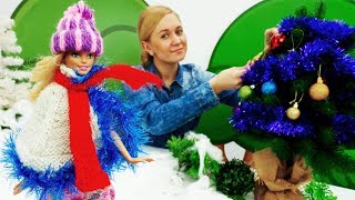Барби наряжает елку в лесу. Видео для девочек