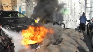 Возле дома Порошенко жгут покрышки -  РЕАЛЬНОСТЬ.Новости