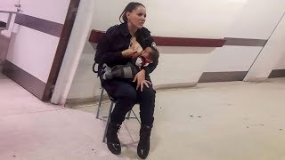 Женщина-полицейский кормит брошенного малыша грудью, пока врачи заняты своими делами
