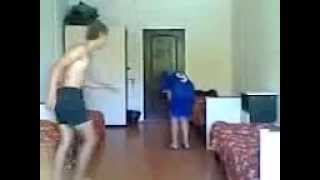Дал пендаля)
