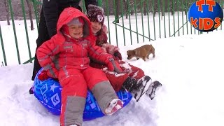 Baby Riding a Roller Coaster. Катаемся с Горки Развлечения для детей Ярослава. Видео для детей