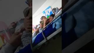 Esta loco el bebe ataca asu hermano