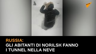 Russia: gli abitanti di Norilsk fanno i tunnel nella neve