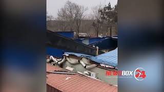 Перевернувшийся с грузом автокран разбомбил здание пищевого производства в Владивостоке