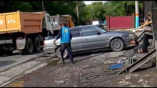 Парень с казахским флагом на спине