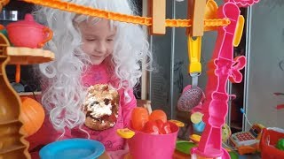 Ева как мама делает макияж своей кукле