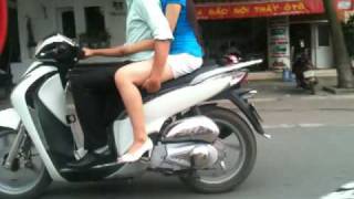 Sờ Đùi ,trong đôi mắt em anh là tất cả. . . ..
