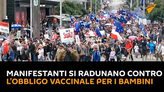 Melbourne: manifestanti si radunano contro l’obbligo vaccinale per i bambini dai 5 agli 11 anni
