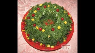 Салат "Рождественский венок" с куриным филе, сыром и яйцами