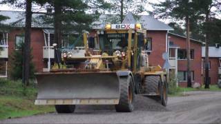Volvo FM12 - Cat 140H Grader