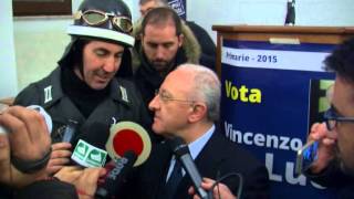 Ci sono ''Le Iene'', rissa al convegno con De Luca/VIDEO. Urla e spintoni