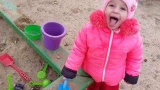 Куличики из песка. Играем в детском саду.
