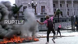 Argentina: Protesters throw stones at Congress while the agreement with the IMF is discussed
