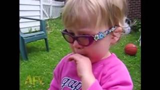 Adorable Baby's First Dandelion! so funny and adorable kid Vidéo Dailymotion