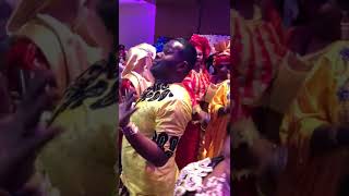 Pape MBAYE le " GOOR DJIGUEN " dans une soirée en France... Regardez