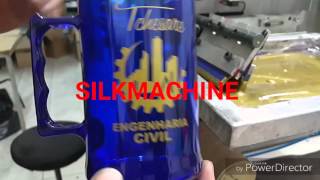 Silk Machine imprimindo em caneca de acrílico nos 2 lados ao mesmo tempo.