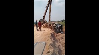 Máy xúc giải cứu ô tô