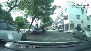 karate girl smash snatch thief