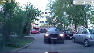 Классика! Девушка за рулем BMW!