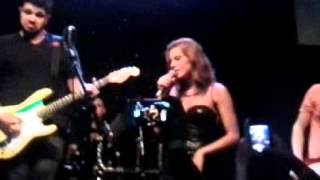 Lana Rhodes cantando e arrasando no Rio Rock & Blues