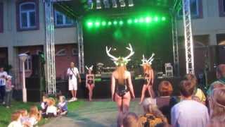нетрадициональный показ мод 2013