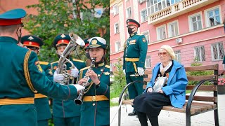 Фронтовую медсестру поздравили мини-парадом