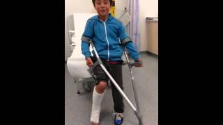 Naughty child 陈問with crutches part1^_^