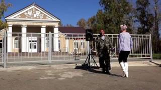 Парень хорошо поет, но на улице