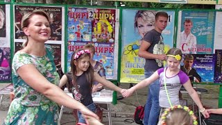 Таня Піскарьова щиро заспівала та станцювала разом з дітьми у місті Трускавці. Літо 2015