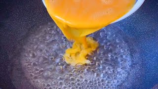 【小穎美食】雞蛋倒入滾燙的開水中，出鍋瞬間變成傳統美食，真是高手在民間