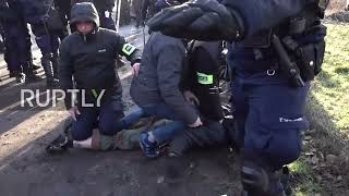 Poland: Police and protesters clash at German-Polish border