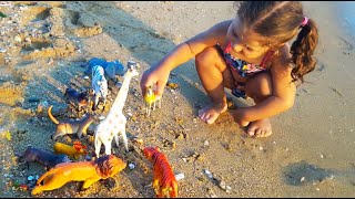 Oyuncak Hayvanlar Denizde. Ekin ve Plastik Hayvanlar Deniz de Eğlendiler. Eğlenceli Çocuk Videosu