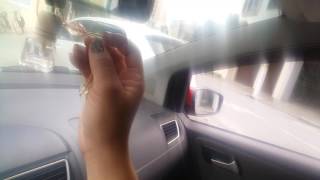 RP Aromas _Colocando aromatizador de carro no retrovisor