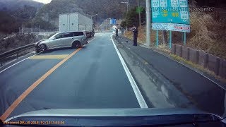 雪道を甘く見た車たち