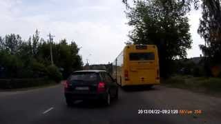Супер необычные пешеходы на дороге,или куда папаша завёл свою семью с пятью детками...