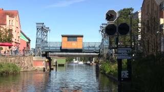 Schleuse, Hubbrücke und Marina in Plau