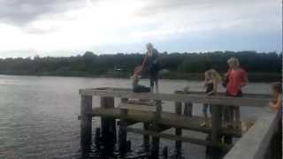 Sally & Signe springer i fjorden