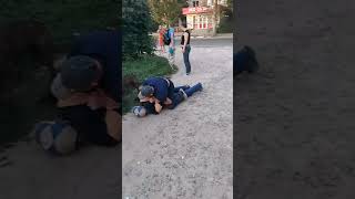 Г. Херсон 7.09.17 драка на улице Черноморской, все началось с того, что парень которого бьют,