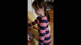Видео обзор Интерактивная кукла Yale Baby Девочка пупс с аксессуарами от Rozetka