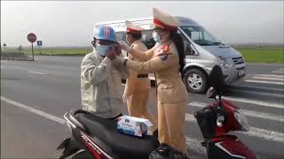 Nữ CSGT Quảng Bình phát khẩu trang cho người đi đường| Lì RòonVlogs