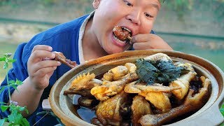 小伙秘製“三杯雞”，皮香肉滑，一人吃著一鍋，看著就過癮【七戒覓食記】