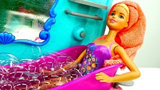 Кукла Барби принимает Ванну с пеной. Играем с БАРБИ!