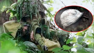 共軍隊長舉起帽子引誘，3名日軍狙擊手果然中招暴露位置，瞬間被滅！