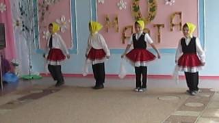 Прикольно, танец матрешек, стоит посмотреть!