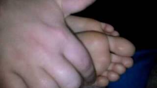 chatouilles sous les pieds de ma chérie