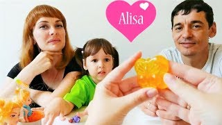 Алиса делает мыло в форме бабочки Делаем МЫЛО Детский канал Little baby Alisa