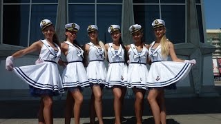 морячок и девчонки в коротких юбчонках - sailor and girls in short skirts
